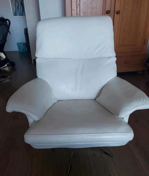 Zgan gebroken wit lederen relaxfauteuil met draaipoot, Huis en Inrichting, Fauteuils, Zo goed als nieuw, Ophalen of Verzenden