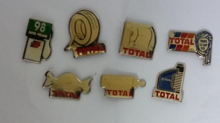 Total brandstof tankstations pins set logo, Verzamelen, Speldjes, Pins en Buttons, Zo goed als nieuw, Ophalen of Verzenden