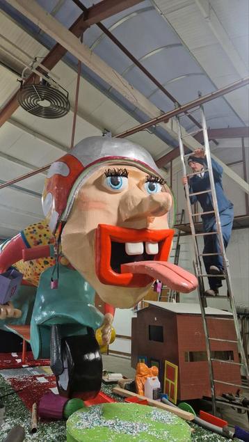 Carnavalskop met Helm beschikbaar voor biedingen