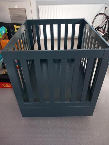 Grijze Box met Opberglade en boxkleed beschikbaar voor biedingen