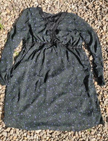 Heerlijke jurk cq tuniek. Lange mouwen. Zwart met bloemetjes beschikbaar voor biedingen