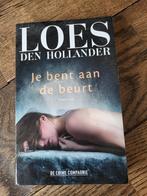 Loes den Hollander - Je bent aan de beurt, Loes den Hollander, Ophalen of Verzenden, Zo goed als nieuw, Nederland