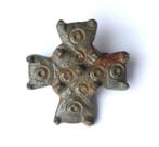 Bodemvondst middeleeuwse karolingische kruis fibula, Antiek en Kunst, Verzenden, Brons