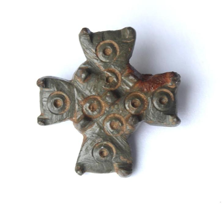 Bodemvondst middeleeuwse karolingische kruis fibula, Antiek en Kunst, Antiek | Koper en Brons, Brons, Verzenden