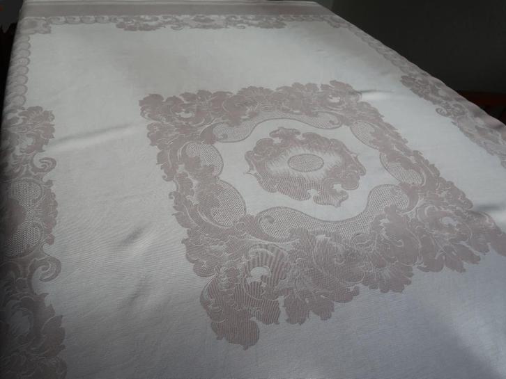 Oud roze satijndamast tafelkleed prachtig ingeweven motief, Antiek en Kunst, Antiek | Kleden en Textiel, Ophalen of Verzenden