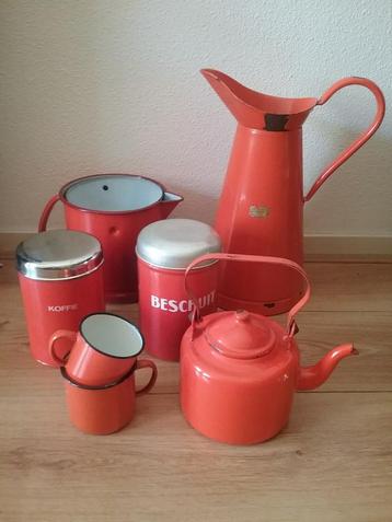 7 Oud oranje emaille kannen koffiebus beschuitbus theepot    beschikbaar voor biedingen