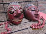 2 houten maskers uit de Kleine Sunda-eilanden, Ophalen