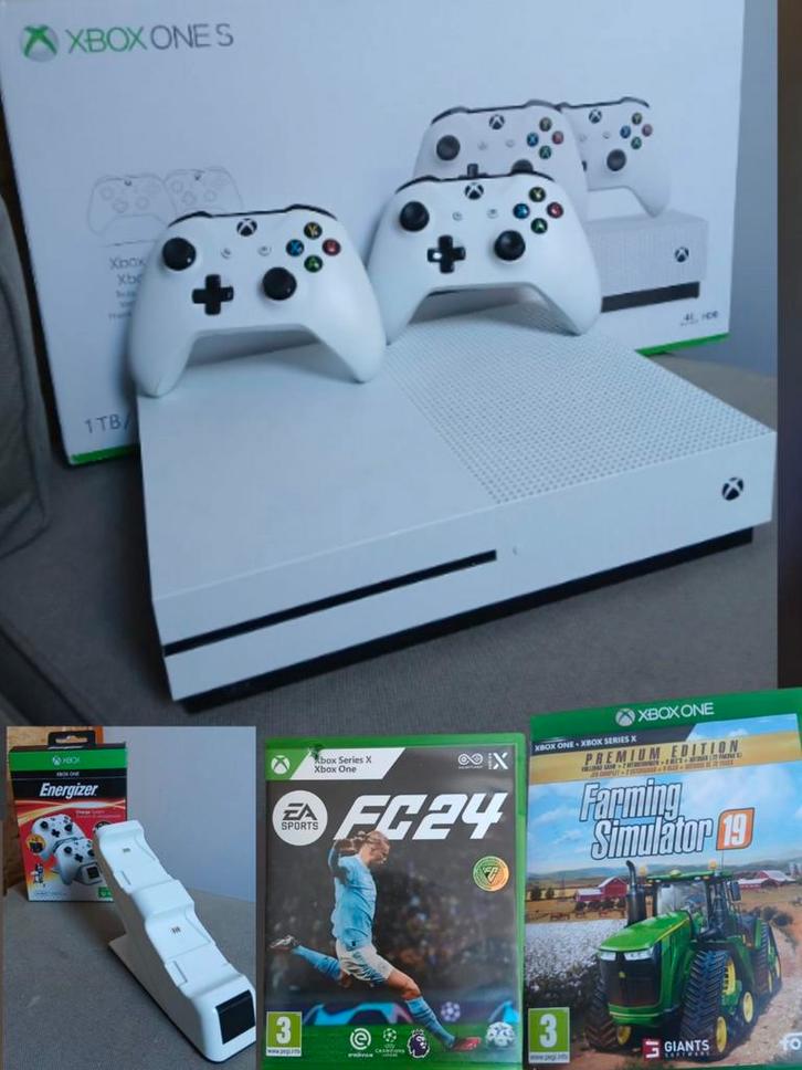 Xbox One S 1TB + 2 Controllers + 2 Games!, Spelcomputers en Games, Spelcomputers | Xbox One, Zo goed als nieuw, Xbox One S, 1 TB