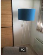 Staande lamp op driepoot met mooie turquoise kap Made .com, Huis en Inrichting, Lampen | Vloerlampen, 150 tot 200 cm, Zo goed als nieuw