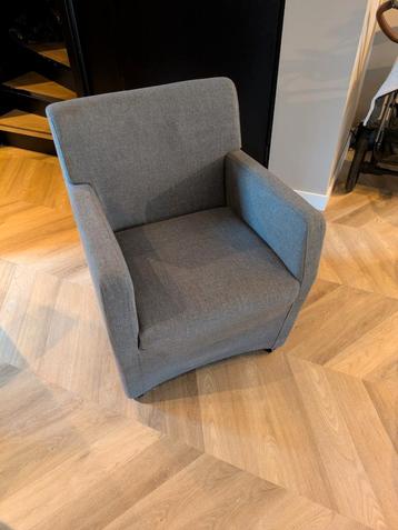 4 licht grijze eetkamerstoelen met armleuning  beschikbaar voor biedingen