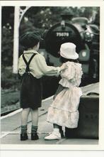WATCHING THE TRAIN JO GEN MEISJE OP KOFFER STOOMLOCOMOTIEF, Verzamelen, Spoorwegen en Tramwegen, Ophalen of Verzenden, Zo goed als nieuw