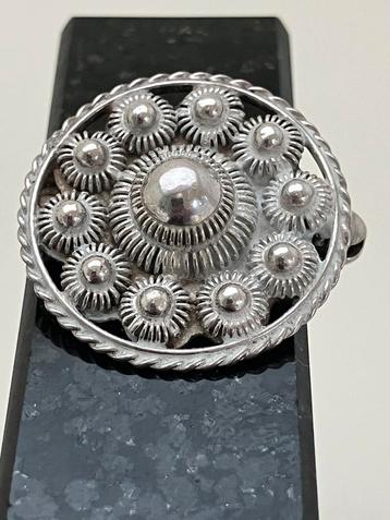 Antieke speld ( streeksieraad) beschikbaar voor biedingen