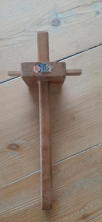 Antiek Nooitgedacht kruishout met spie beschikbaar voor biedingen