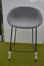 Nieuwe barkruk merk Zuiver type Feston 65 cm Grijs stof kuip, Huis en Inrichting, Barkrukken, Met voetsteun, 60 tot 90 cm, Nieuw