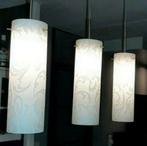 Hanglamp met 3 mooie witte ,bewerkte,glazen kelken/cylinders, Huis en Inrichting, Lampen | Hanglampen, Zo goed als nieuw, Ophalen
