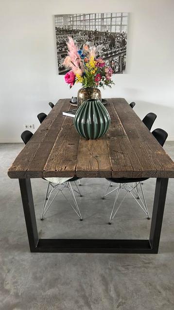 Eetkamer tafel zonder stoelen beschikbaar voor biedingen