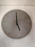 Grijze Wandklok - Stijlvol en Tijdloos!, Ophalen of Verzenden, Zo goed als nieuw, Analoog, Wandklok