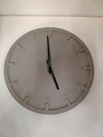 Grijze Wandklok - Stijlvol en Tijdloos! beschikbaar voor biedingen