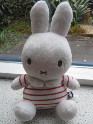 Zittende Nijntje met gestreept lijf merk Tiamo Miffy beschikbaar voor biedingen