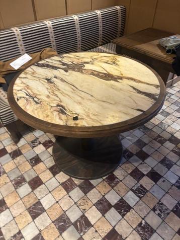 Eettafel rond marmer houten voet en chique vintage horeca beschikbaar voor biedingen