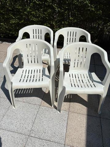 4 stuks tuinstoelen € 6,— voor de 4 beschikbaar voor biedingen