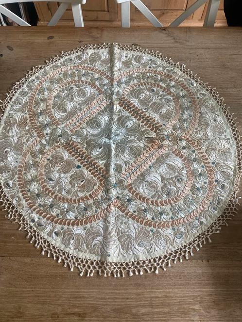 Antiek handgeborduurd rond kleed, Antiek en Kunst, Antiek | Kleden en Textiel, Ophalen of Verzenden