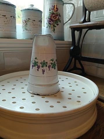 Emaille kannetje met paars groen druiven decor  beschikbaar voor biedingen