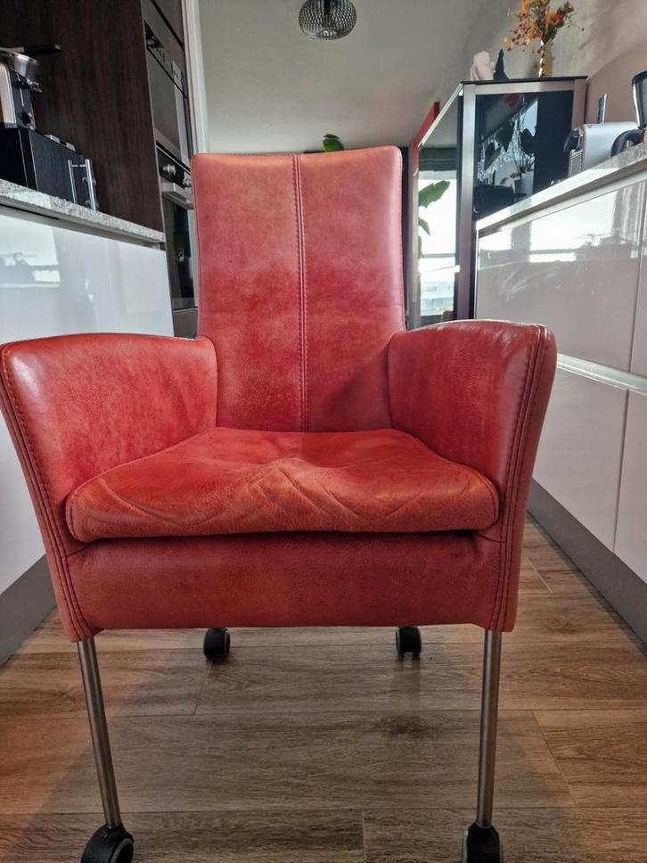 Comfortabele Eetkamerstoel met Armleuningen, Huis en Inrichting, Fauteuils, Gebruikt, Leer, Metaal, 50 tot 75 cm, Minder dan 75 cm