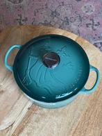 Le Creuset x Wicked Signature stoofpan 24 cm – Artichaut, Ophalen of Verzenden, Nieuw, Gietijzer, Koekenpan of Braadpan