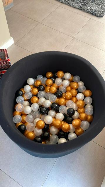 Ballenbak met 250 ballen beschikbaar voor biedingen