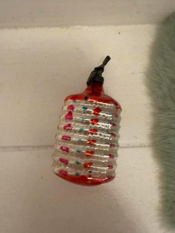 Antieke lampion kerstbal beschikbaar voor biedingen