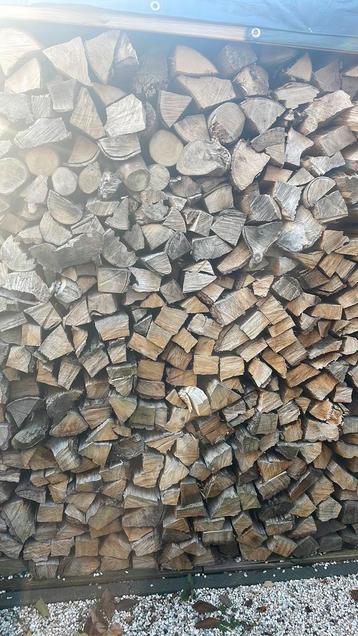 Gekloofde blokken eikenhout kurkdroog! Iets meer dan 5 kuub beschikbaar voor biedingen