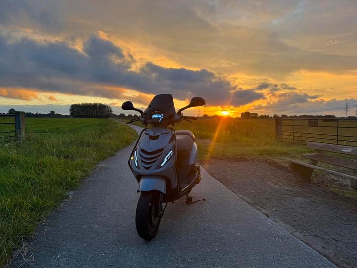 Piaggio zip 4takt 50cc, Fietsen en Brommers, Scooters | Piaggio, Zo goed als nieuw, Zip, Maximaal 45 km/u, Benzine, Ophalen of Verzenden