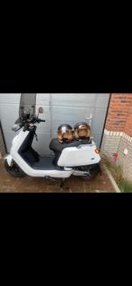 Nius N E-scooter ZGAN met slot en 2 helmen., Ophalen of Verzenden, Zo goed als nieuw, Elektrisch, Overige merken
