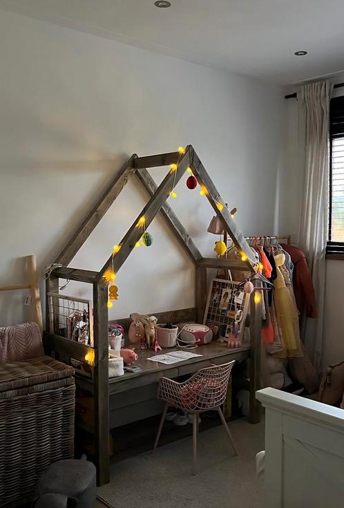 Kinderbureau, Zeer netjes en mooi., Kinderen en Baby's, Kinderkamer | Tafels en Stoelen, Zo goed als nieuw, Ophalen