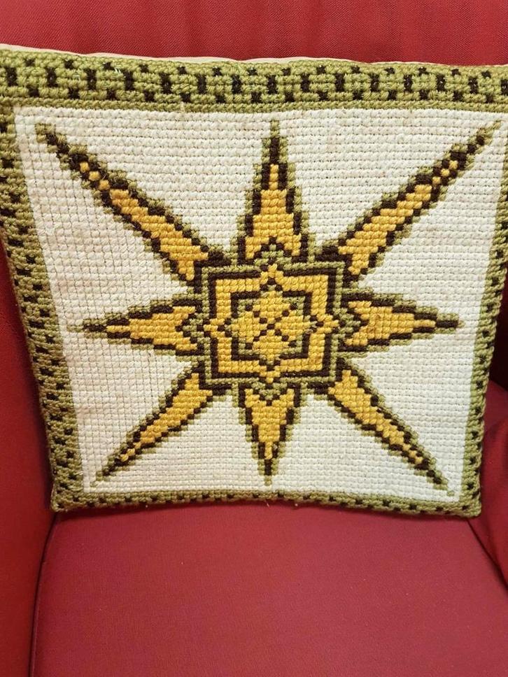 Handgemaakte geborduurd vintage zit kussen, Huis en Inrichting, Woonaccessoires | Kussens, Gebruikt, Geel, Vierkant, Ophalen of Verzenden