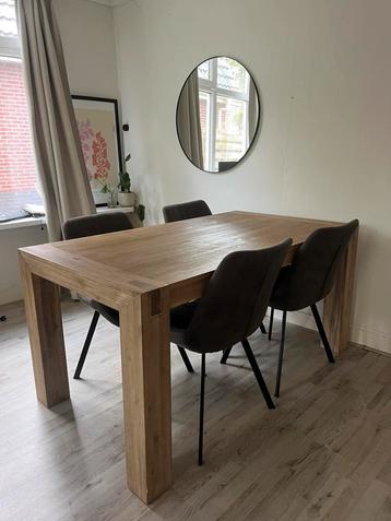 Eetkamer tafel + stoelen als nieuw beschikbaar voor biedingen