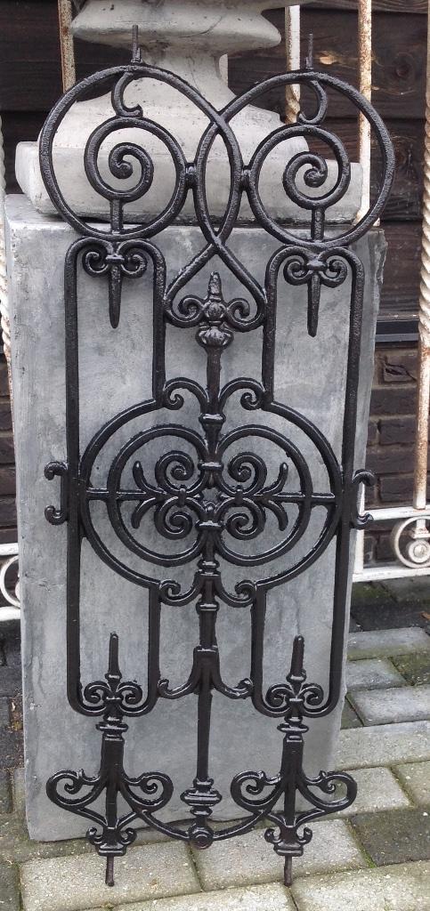 Sierlijke gietijzeren rooster enkel roest kleur of zwart., Tuin en Terras, Tuinhekken en Hekwerk, Nieuw, Sierhekwerk, IJzer, Ophalen of Verzenden