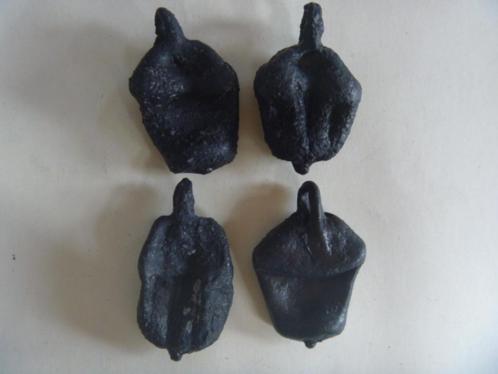 Bodemvondst. A10. 4 hangers in vorm eikel. 15e eeuw, Antiek en Kunst, Antiek | Tin, Ophalen of Verzenden