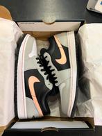 Air Jordan 1 Low Bleached Coral EU 42.5 Nieuw, Nike Air Jordan, Zwart, Nieuw, Ophalen of Verzenden