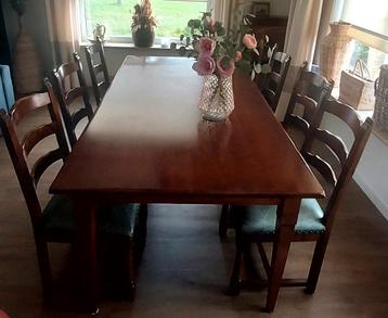Prachtige kersenhouten tafel met 6 stoelen. beschikbaar voor biedingen