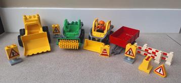 Set duplo graafmachine, aanhangwagen, veegmachine beschikbaar voor biedingen