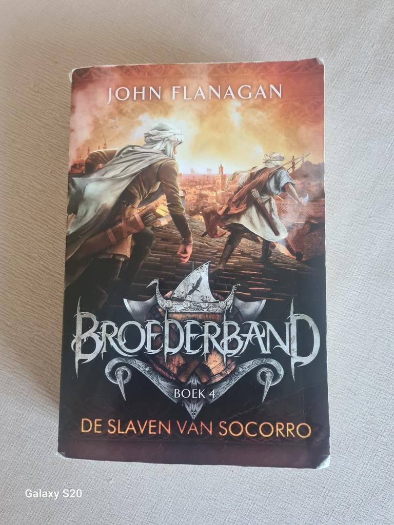John Flanagan - De slaven van Socorro, Ophalen of Verzenden, Zo goed als nieuw, John Flanagan