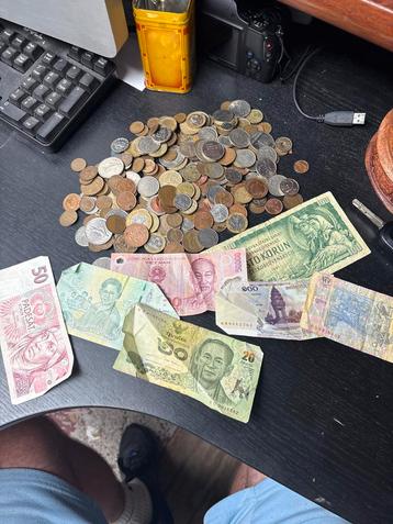 Diverse buitenlandse munten en bankbiljetten beschikbaar voor biedingen