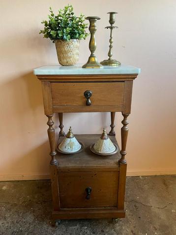 Vintage houten kastje op wieltjes met wit marmeren blad beschikbaar voor biedingen