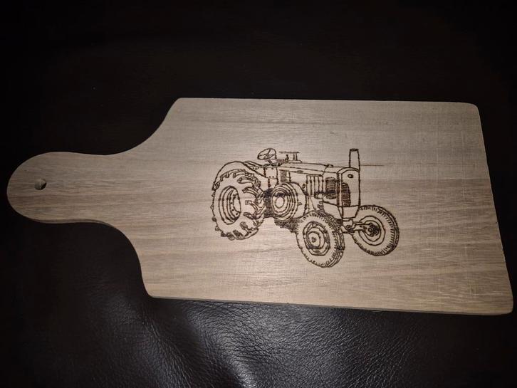Borrelplank Lanz Tractor - Handgegraveerd, Verzamelen, Merken en Reclamevoorwerpen, Nieuw, Ophalen of Verzenden