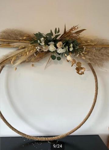 Backdrop rond met bloemstuk + extra bloemstukken beschikbaar voor biedingen