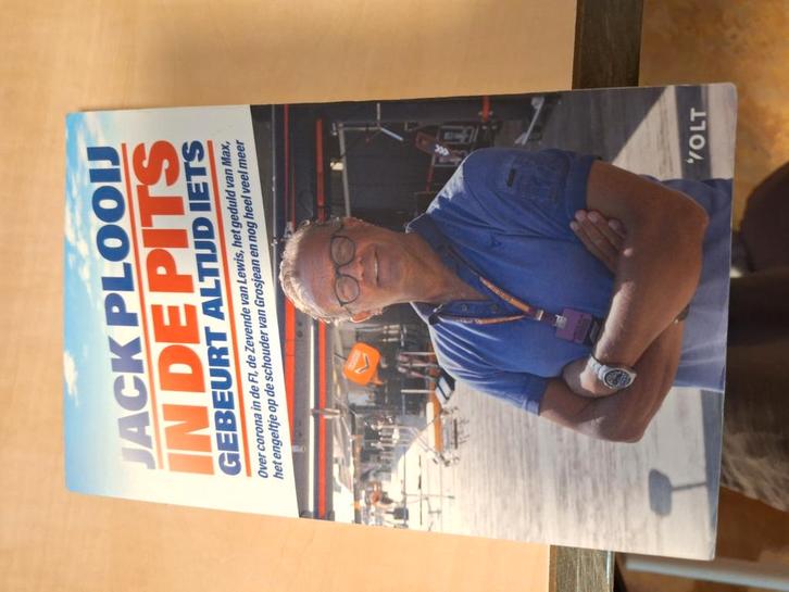 Jack Plooij - In de pits gebeurt altijd iets, Boeken, Sportboeken, Zo goed als nieuw, Ophalen of Verzenden