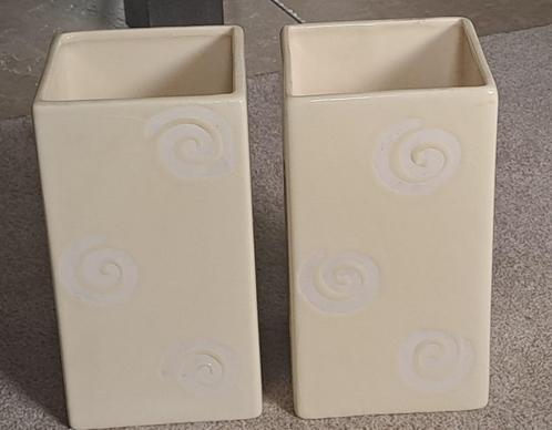 2 identieke vazen of hoge bloempotten met motief., Antiek en Kunst, Antiek | Vazen, Verzenden