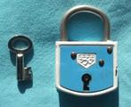 BLAUW EN WIT  DUITS JAREN 1950 ABUS HANGSLOT MET SLEUTEL 45, Verzenden